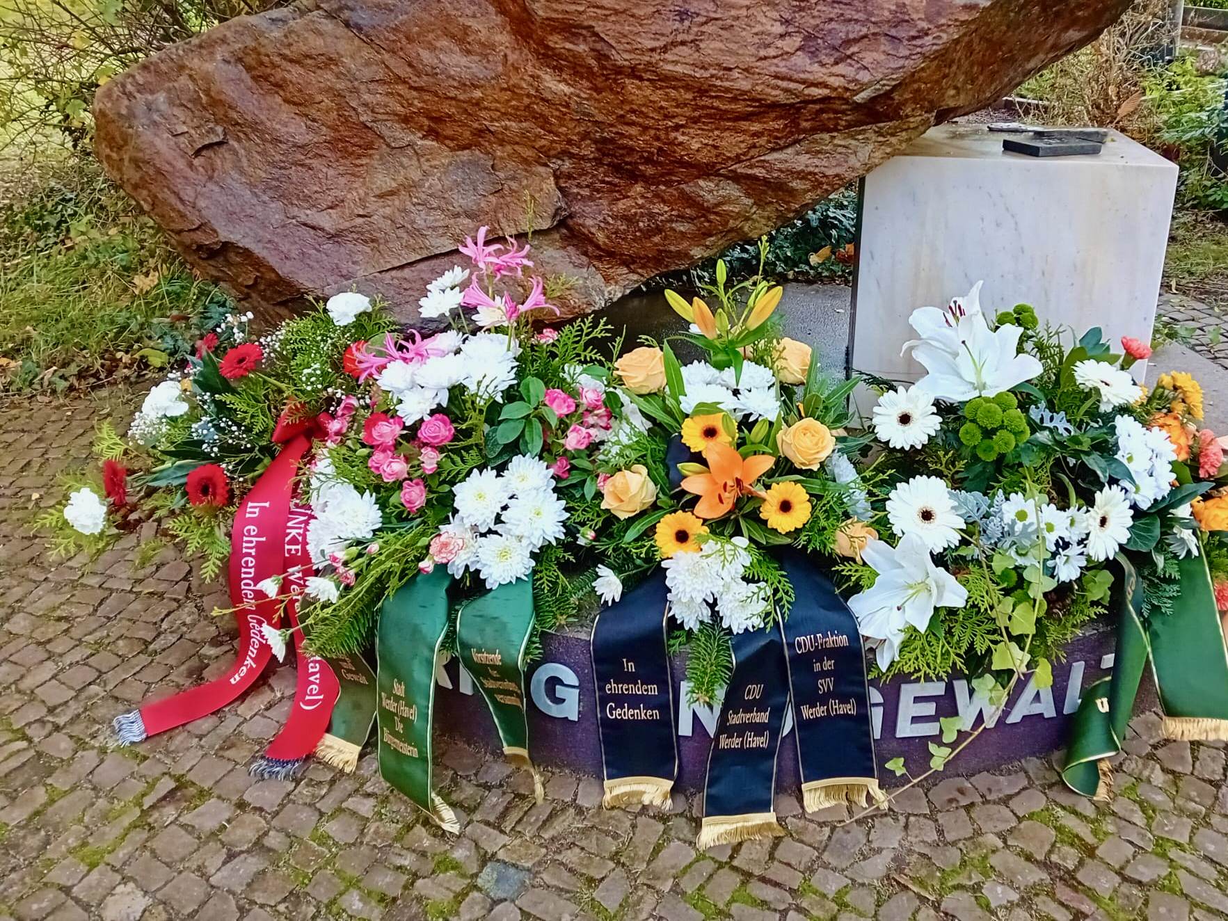 Kranzniederlegung am Mahnmal auf dem alten Friedhof an der Heilig-Geist-Kirche